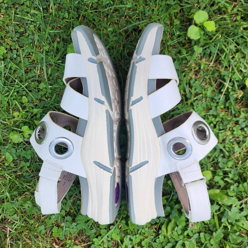 Size 7.5 - BIONICA White Leather Sandals - Picture 6 of 7